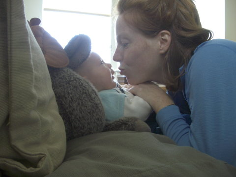 smootches with mom